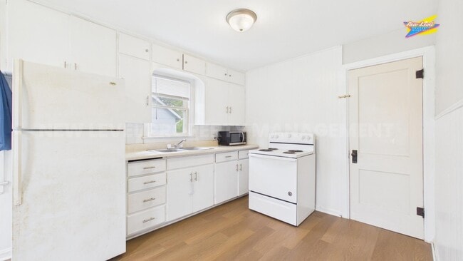 Building Photo - 413 E 6th St