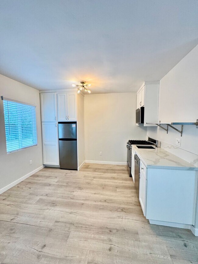 Interior Photo - 613 S Prairie Avenue