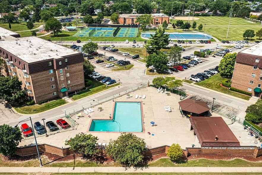 Building Photo - 220 S Roselle Rd