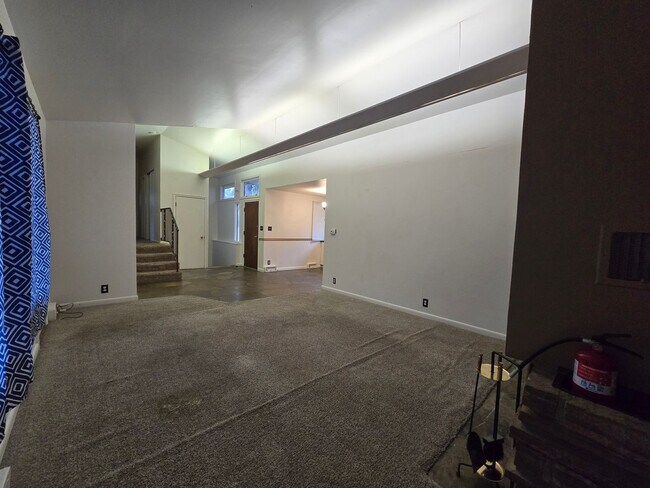 Building Photo - 3232 Poly Dr