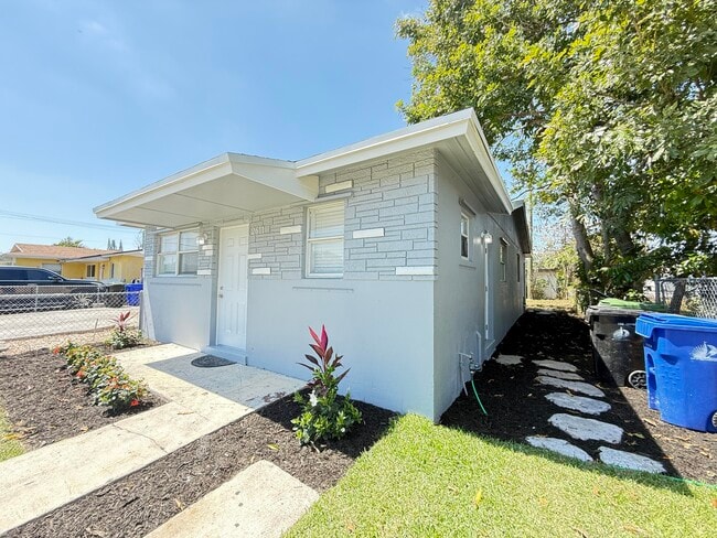 Building Photo - 2611 NW 21st St