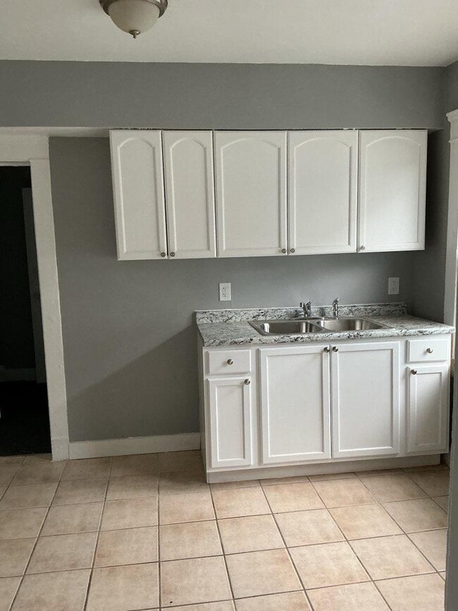 Building Photo - 3412 E 123rd St