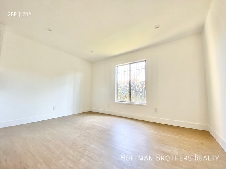 Building Photo - 1936 New England St