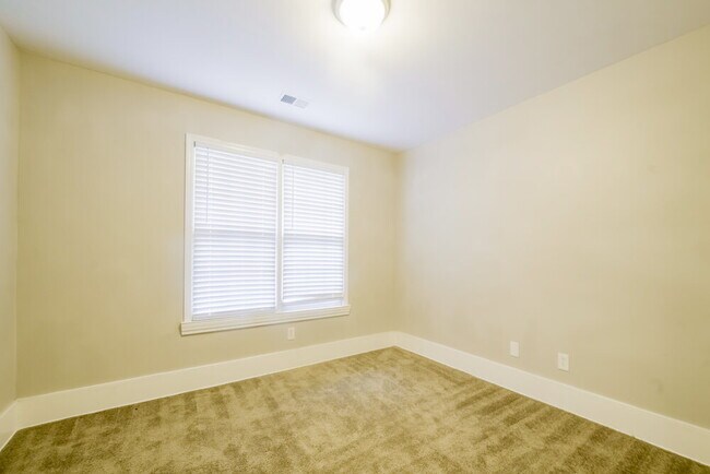 Building Photo - 3073 Essex Dr
