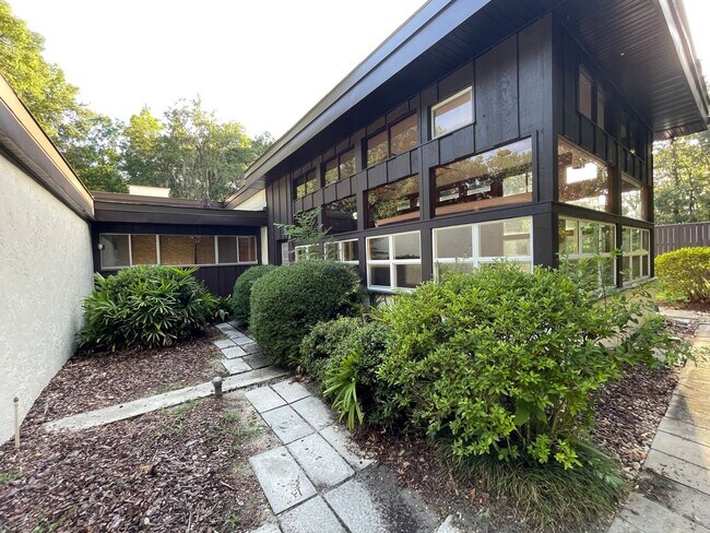 Building Photo - Mid-Century Modern Oasis on 5+ Acres – Pri...