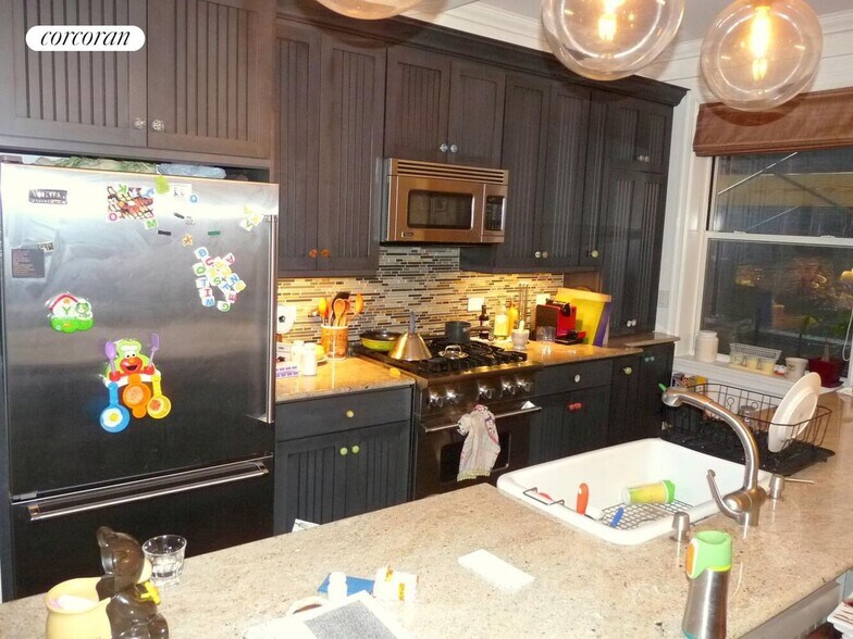 Building Photo - 240 W 98th St