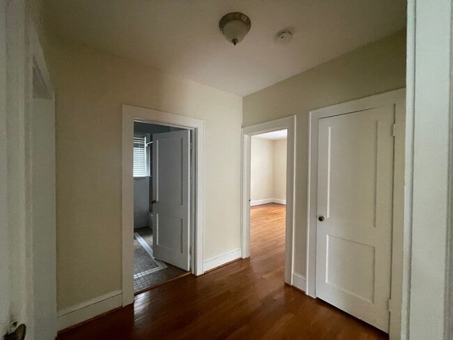 Building Photo - DOWNSTAIRS DUPLEX--2 BED/ 1 BATH IN THE HE...
