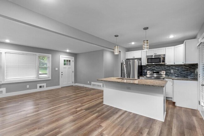 Building Photo - 1699 Flintwood Dr SE