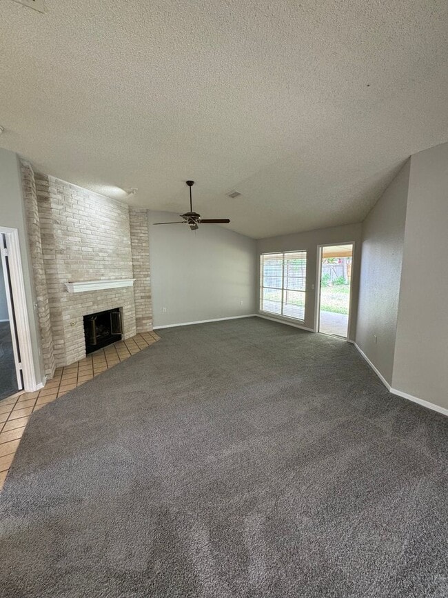 Building Photo - NICE 3 BEDROOM FEATURING WOOD VINYL PLANK ...