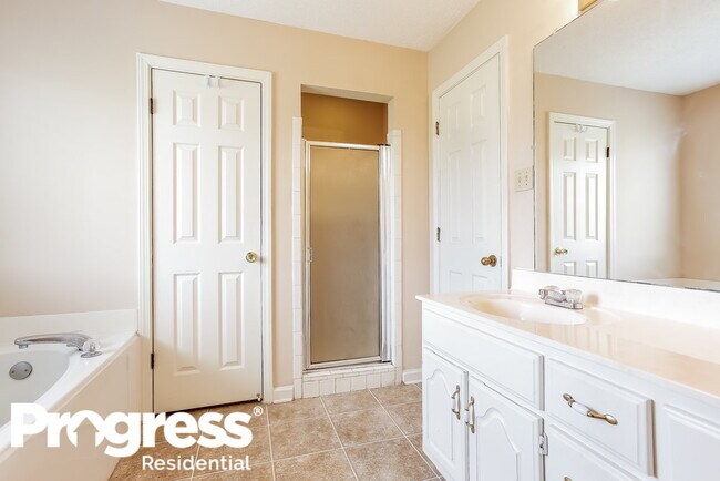 Building Photo - 6690 Autumn Wood Cove