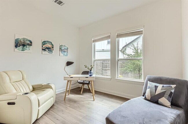 Building Photo - 542 Round Vly Trl