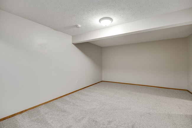 Building Photo - 652 Hidden Valley Ct
