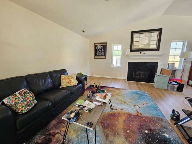 Building Photo - Well Maintained 3 Bed Home on Half an Acre!
