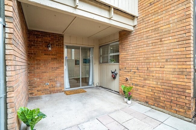 Building Photo - 2808 Escada Dr