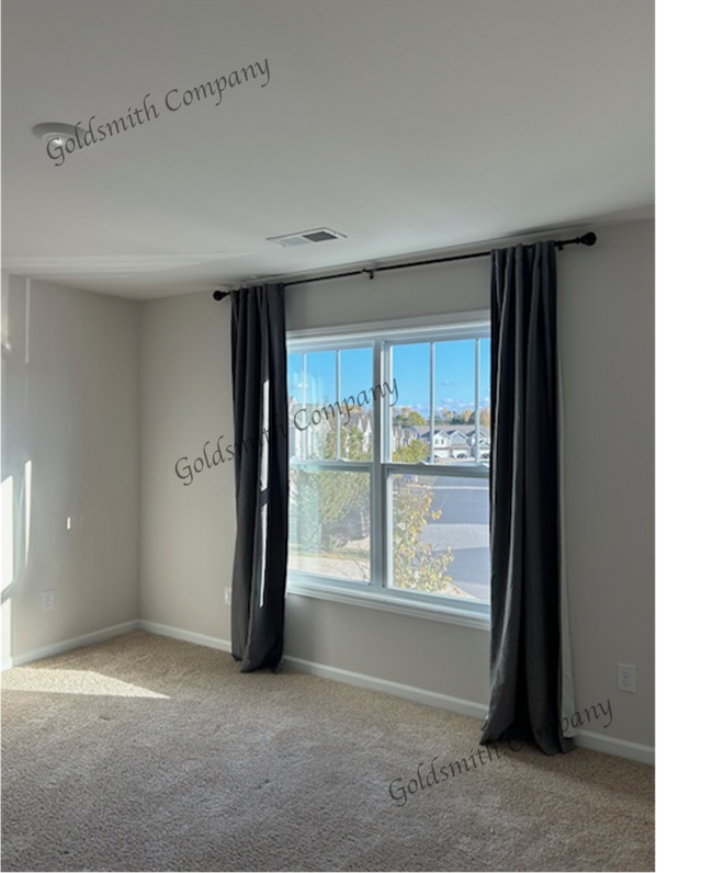 Building Photo - "Spacious 4-Bedroom Townhouse Retreat on Y...