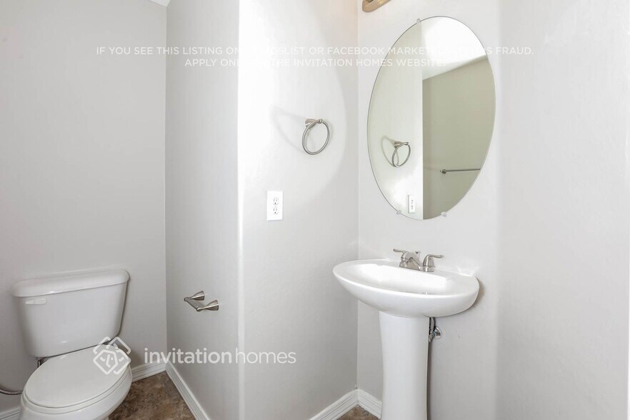 Building Photo - 1382 E Penny Ln