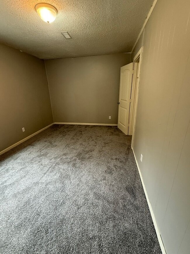 Building Photo - Spacious 3 Bedroom Duplex Near McConnell A...