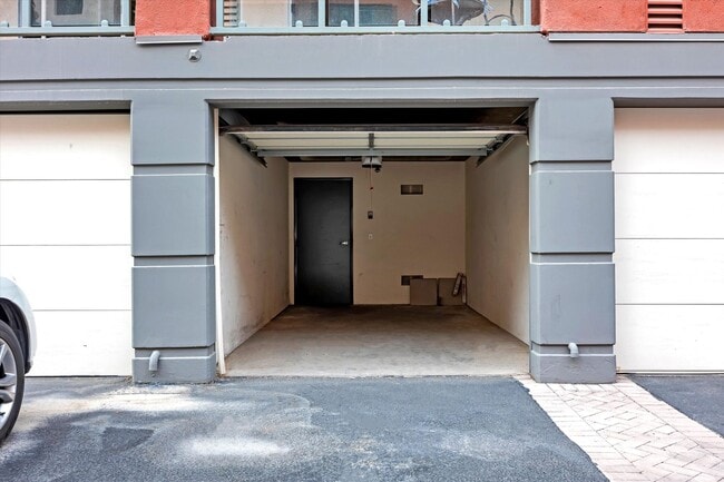 Building Photo - Sought after Park Avenue Condominiums/Top Floor Three Bedroom