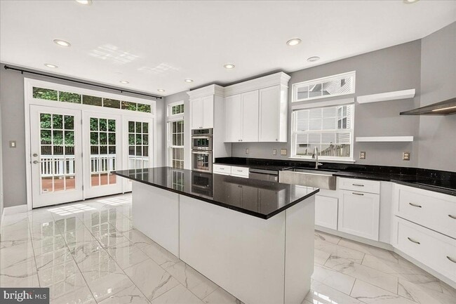 Building Photo - 6455 Saddlebrook Ln