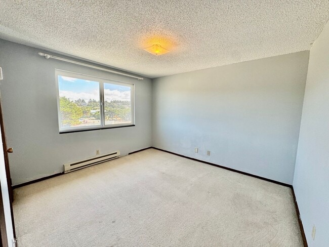 Building Photo - 2 Bedroom Beach Front Condo in Ocean Park!