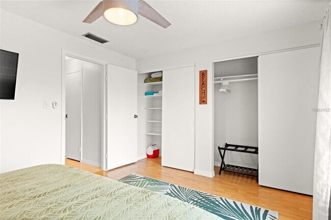 Building Photo - 4215 E Bay Dr