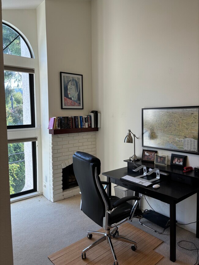 Building Photo - 10926 Bluffside Dr