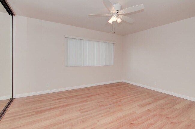 Building Photo - Spacious End-Unit 2 Bed, 2 Bath with Den For Lease in Irvine