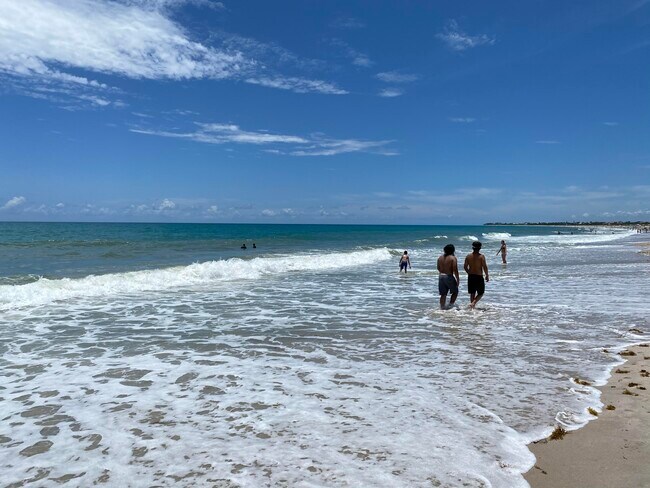 Building Photo - 956 Tulip Ln