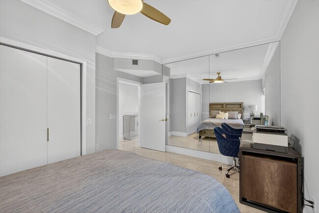 Building Photo - 2650 Lake Shore Dr