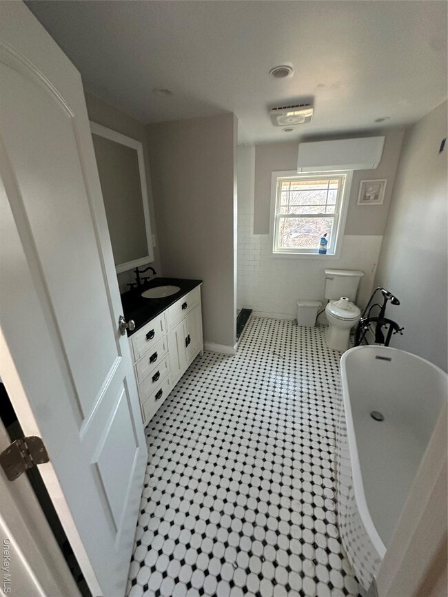 Building Photo - 290 Woodbury Rd