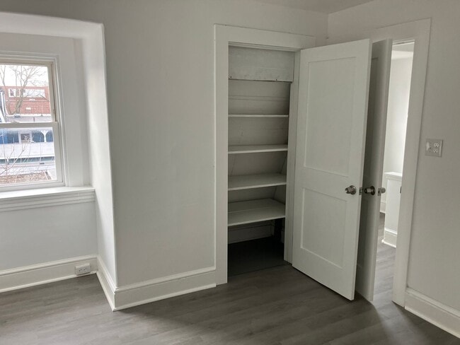 Building Photo - 422 John St