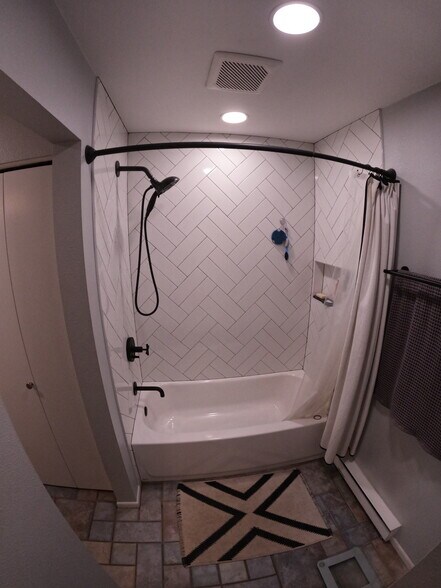 shower + tub - 3500 Rolling Green Dr