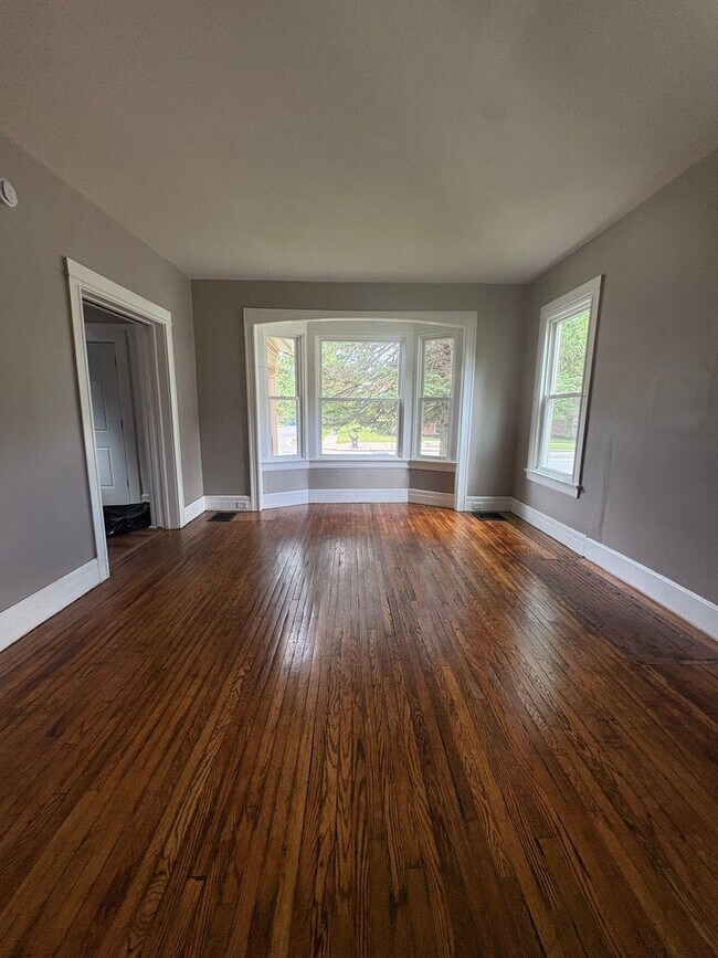 Building Photo - Charming Three Bedroom Townhouse!