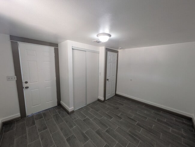 Building Photo - Bright & Clean 2 Bed | 1 Bath Home With a separate Den– 906 Sq. Ft. with Private Parking! Now Ava...