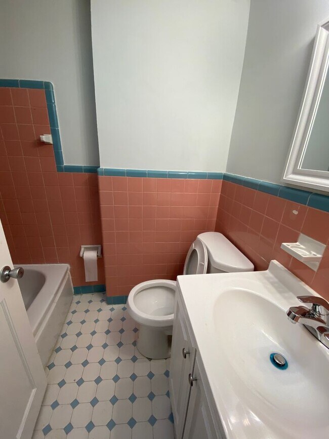 Building Photo - 3b1.5b Row House with Deck near Torresdale ave Available Now