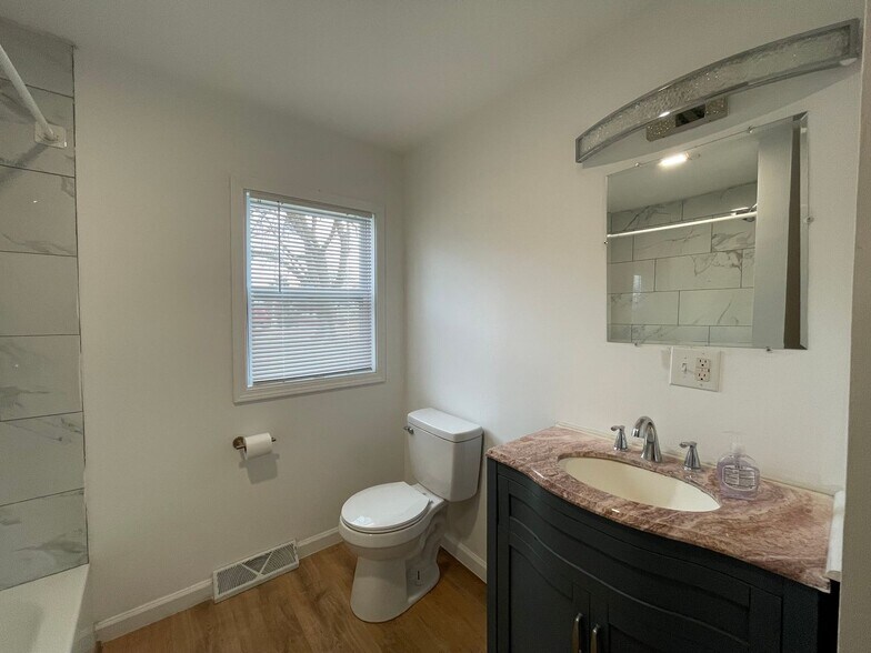 Building Photo - 130 Scott St