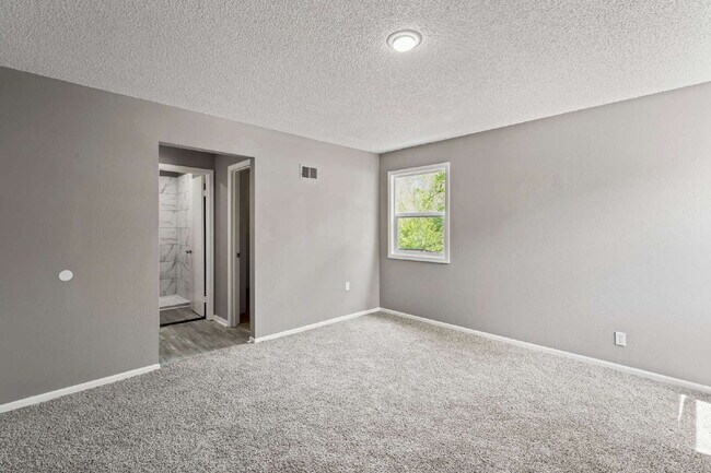 Building Photo - Spacious and updated townhome in Olathe!  1st month is Free!*