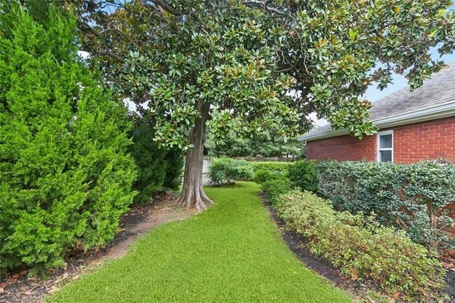 Building Photo - 1433 Poinsettia Dr