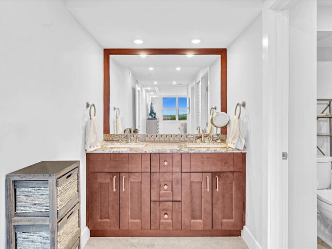 Building Photo - 1150 Hillsboro Mile