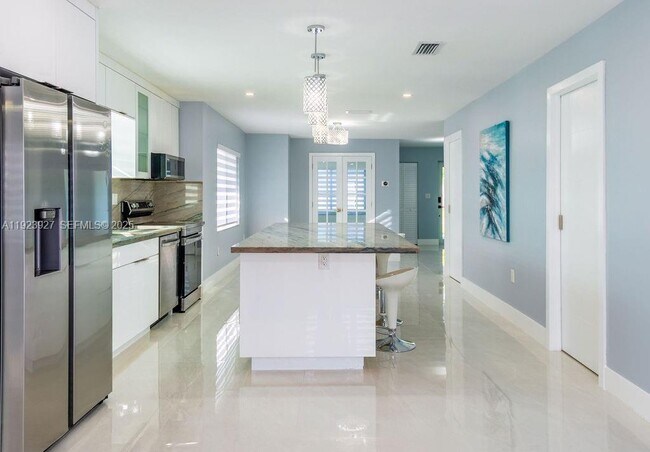 Building Photo - 3425 SW 69th Ave