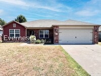 Building Photo - 3 Bed/2 Bath Home with Garage / Pet-Friendly / Available Now!