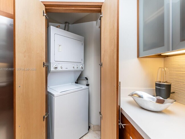 Building Photo - 888 Brickell Key Dr