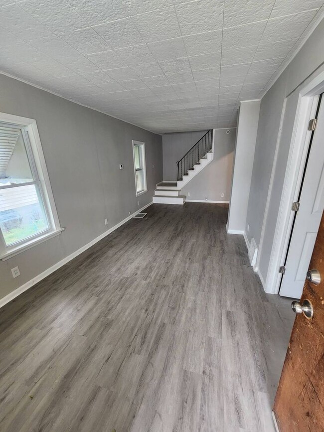 Building Photo - Charming 2-Bedroom Property in Prime Location