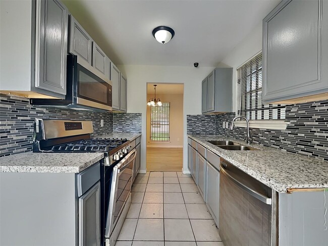 Building Photo - A spacious and move-in ready 3-bedroom, 1.5-bathroom home in Houston is now available. Fresh pain...