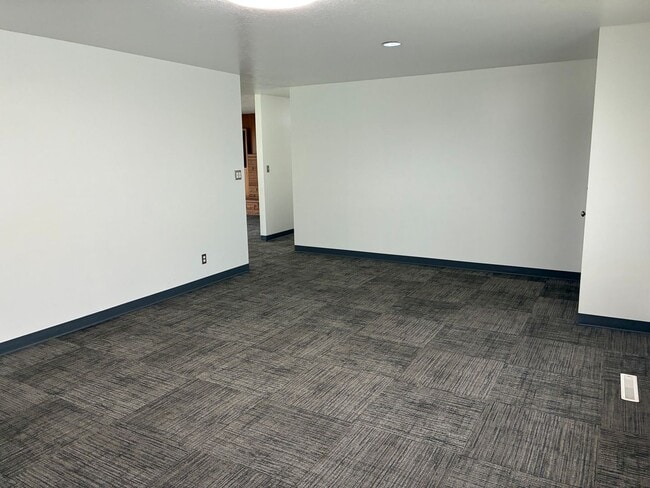 Building Photo - 3650 S Eagle Rd