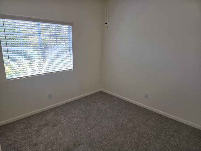 Building Photo - 549 Cascade Dr