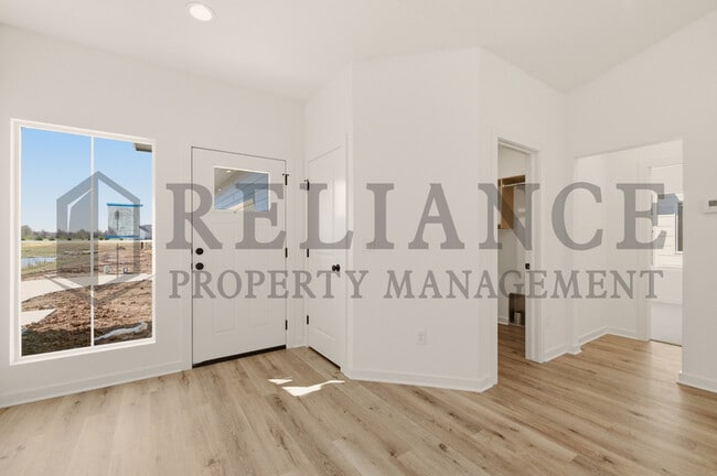 Building Photo - 5240 N Pinecrest Ct