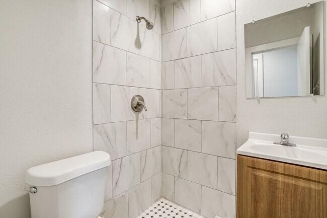Building Photo - Fully Remodeled 3 Bed, 2 Bath Home in River Oaks w/ Basement- 76114