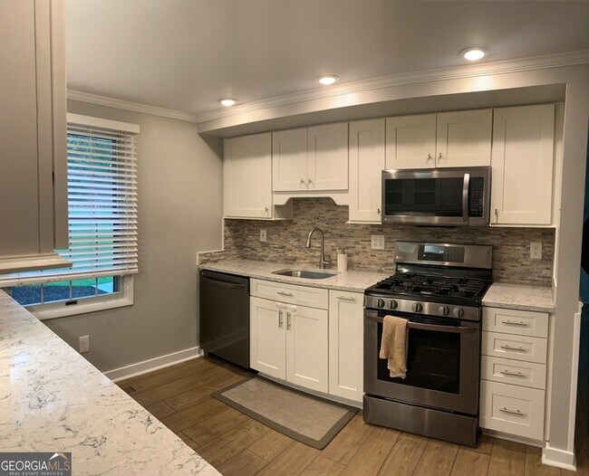 Building Photo - 9695 N Pond Cir