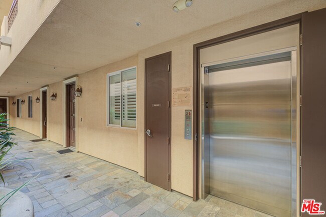 Building Photo - 1444 S Point View St